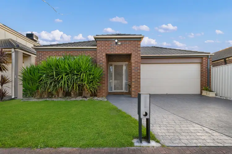 6 Hunts Cross Way, Caroline Springs VIC 3023