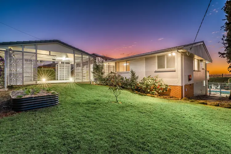 33 Oyster Point Road, Banora Point NSW 2486