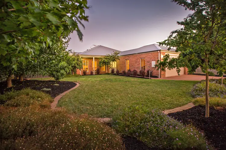 4 Roberts Place, Pakenham VIC 3810