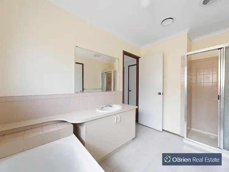 Sixth view of Homely house listing, 2 Hardy Court, Berwick VIC 3806