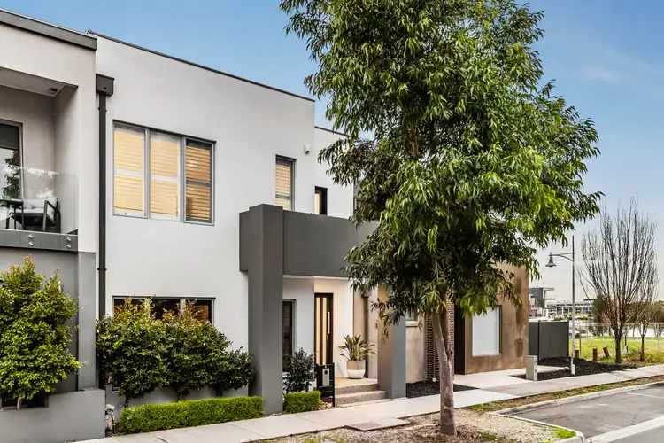 6 Swan Street, Caroline Springs VIC 3023