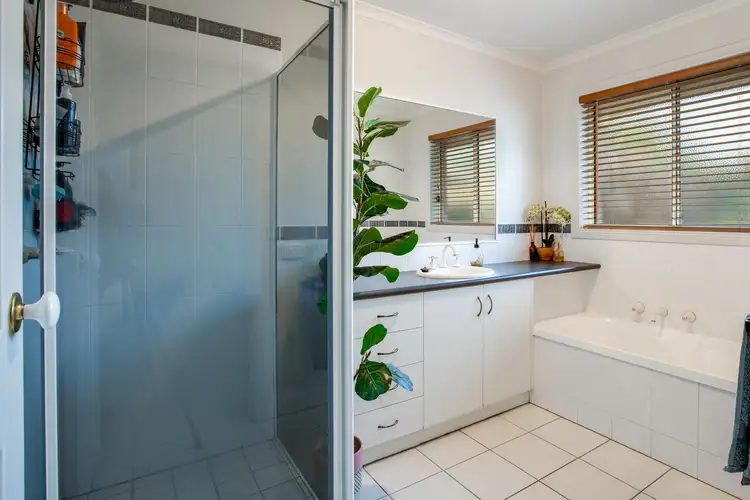 Sixth view of Homely unit listing, 1/947 Calimo Street, North Albury NSW 2640