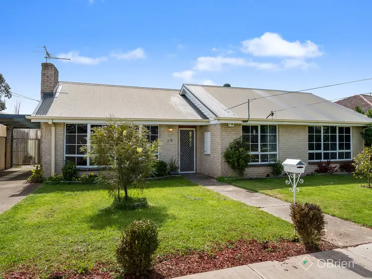 19 Ravenslea Crescent, Deer Park VIC 3023