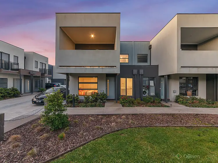 17 Cassius Circuit, Cranbourne North VIC 3977