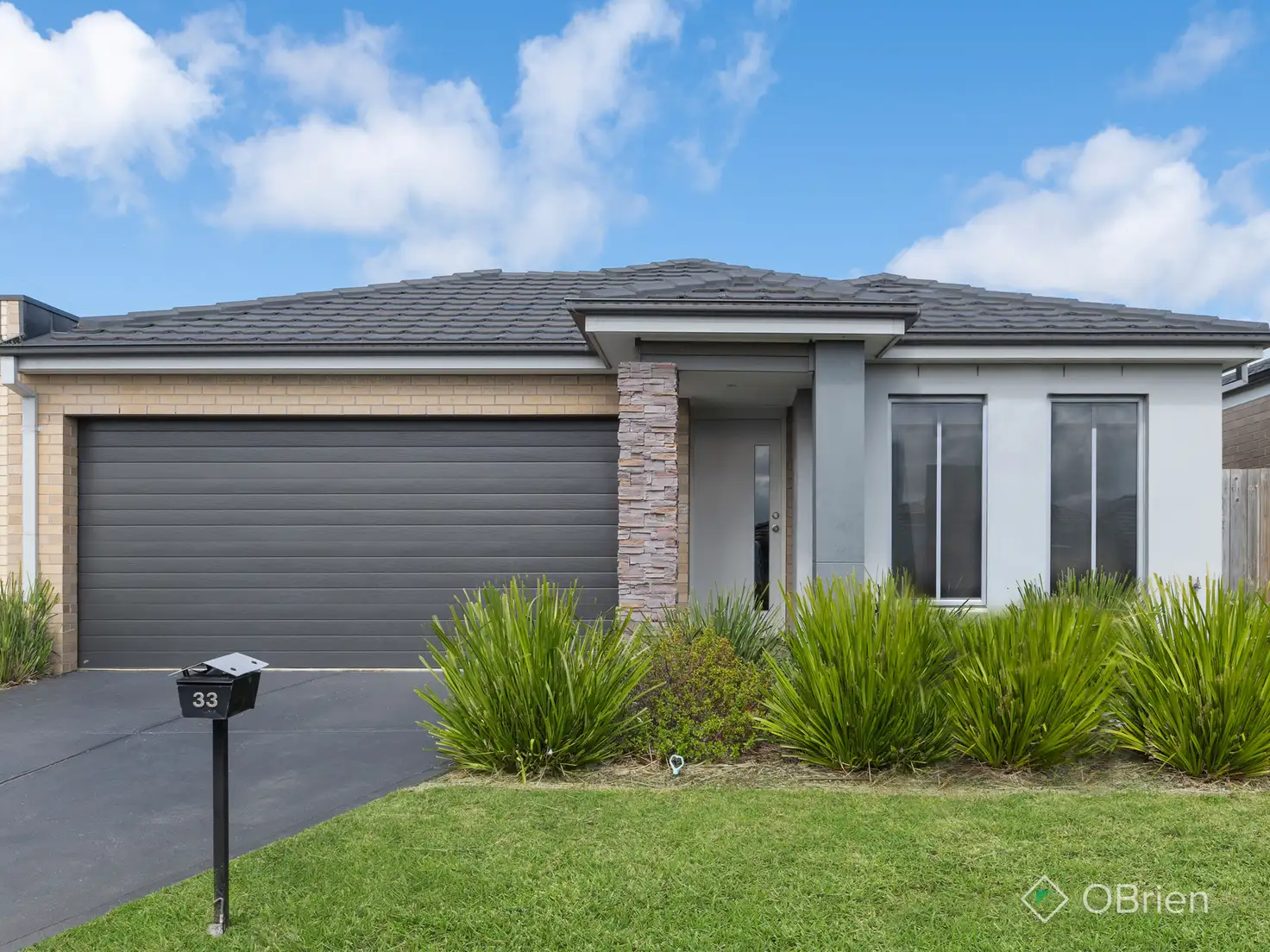 Main view of Homely unit listing, 33 Woodright Circuit, Cranbourne VIC 3977