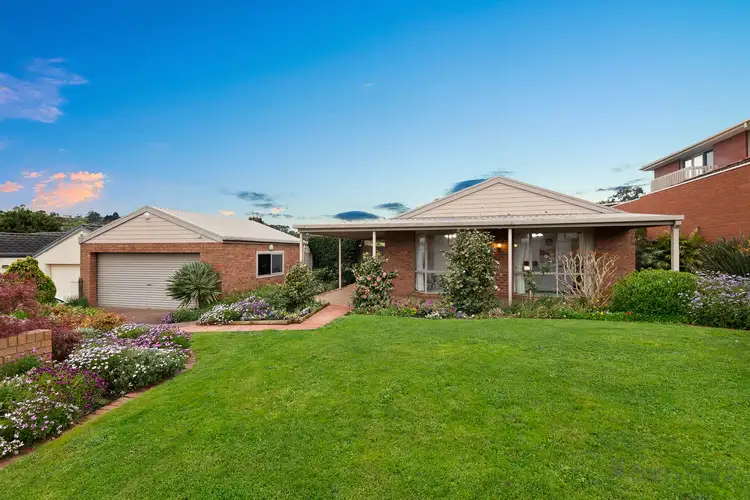 8 Avebury Drive, Berwick VIC 3806