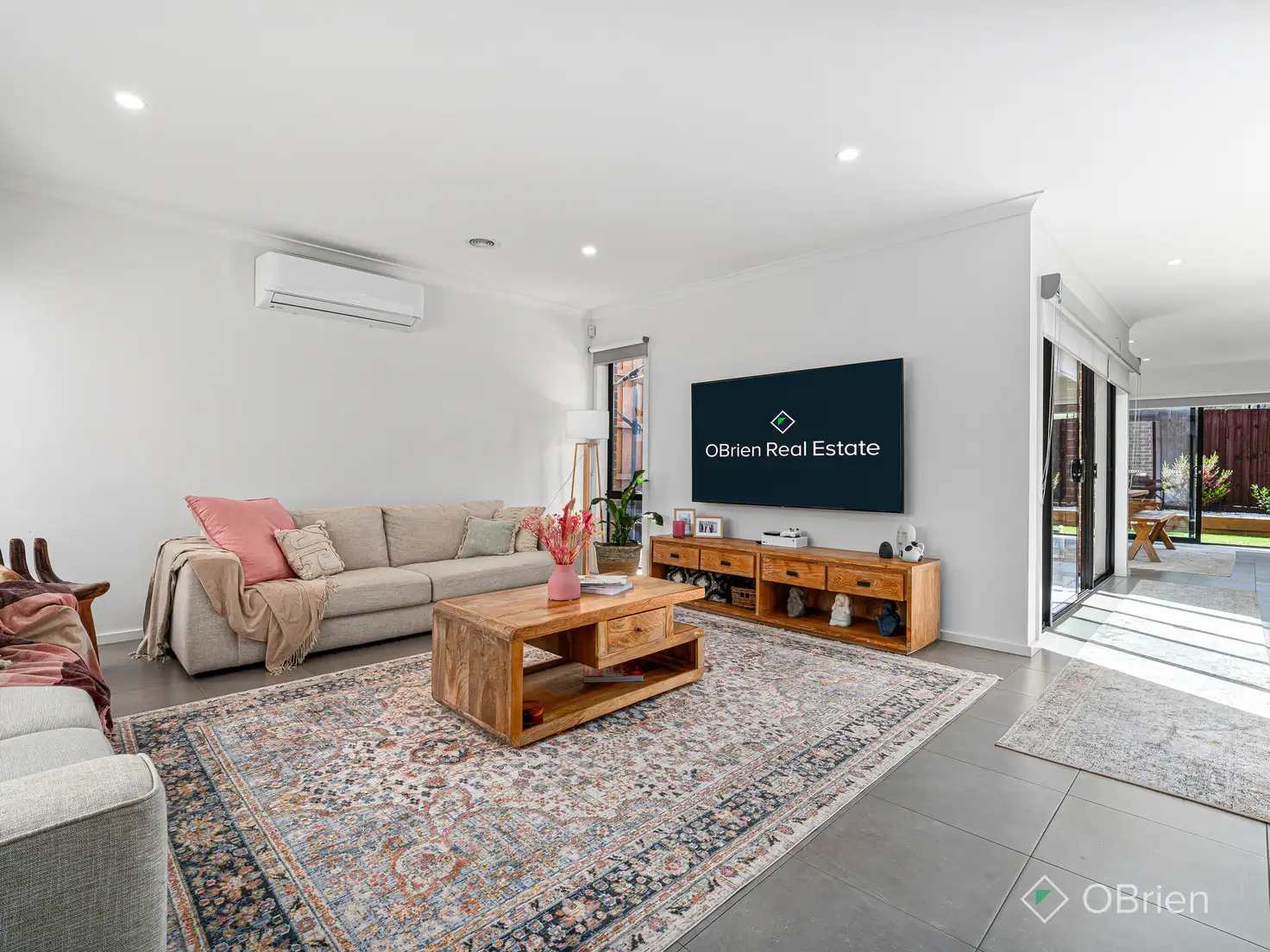 Main view of Homely townhouse listing, 8 Hotelier Court, Skye VIC 3977