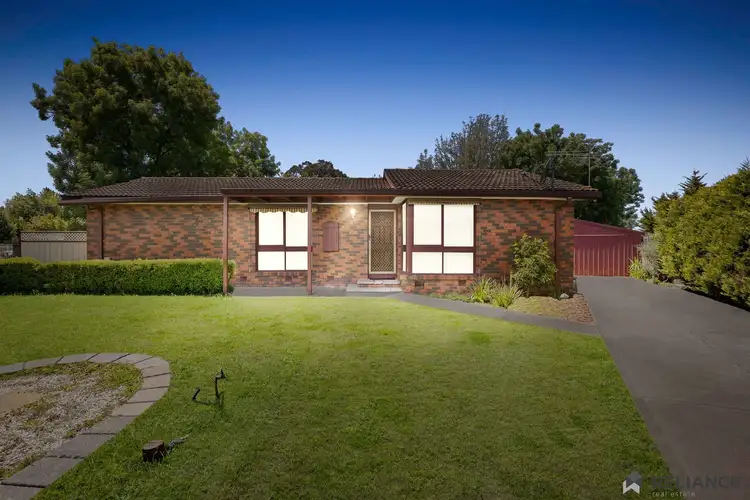 5 Devon Place, Melton West VIC 3337