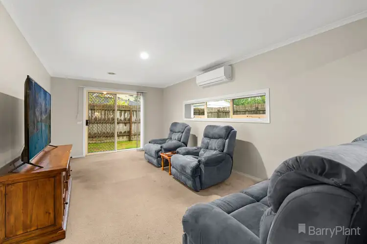 Fifth view of Homely house listing, 8 Samchelle Place, Pakenham VIC 3810