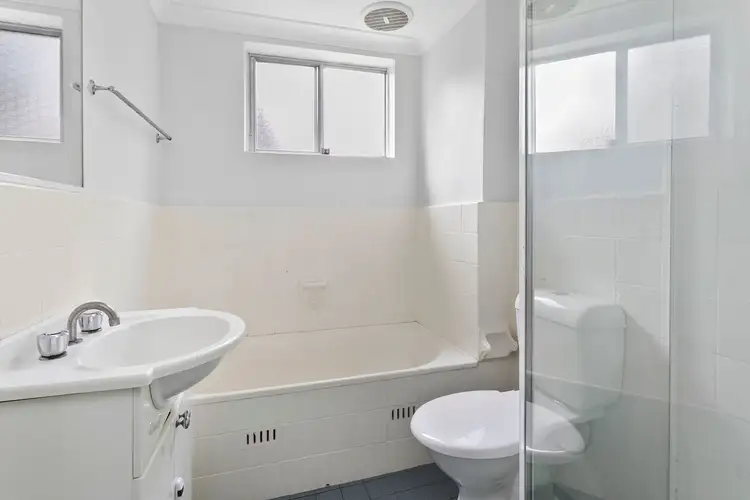 Fourth view of Homely apartment listing, 1/4 Fairway Close, Manly Vale NSW 2093