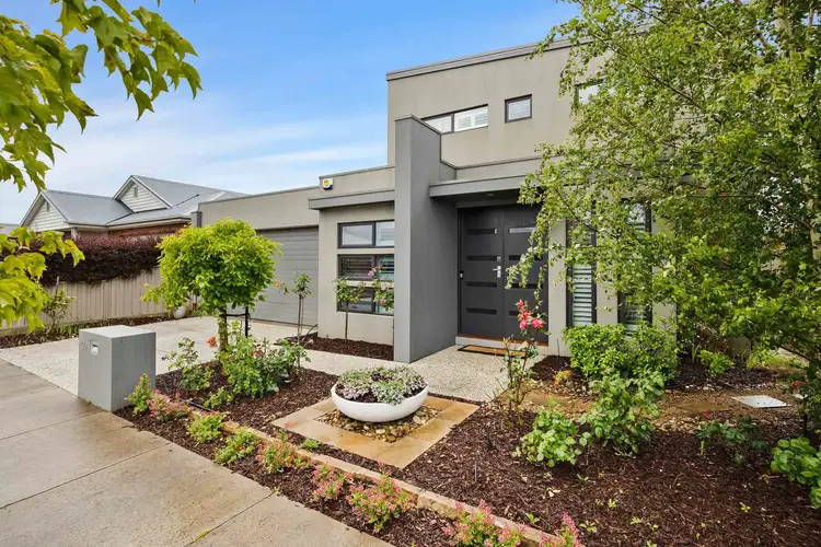 30 Cinnamon Drive, Lake Gardens VIC 3355