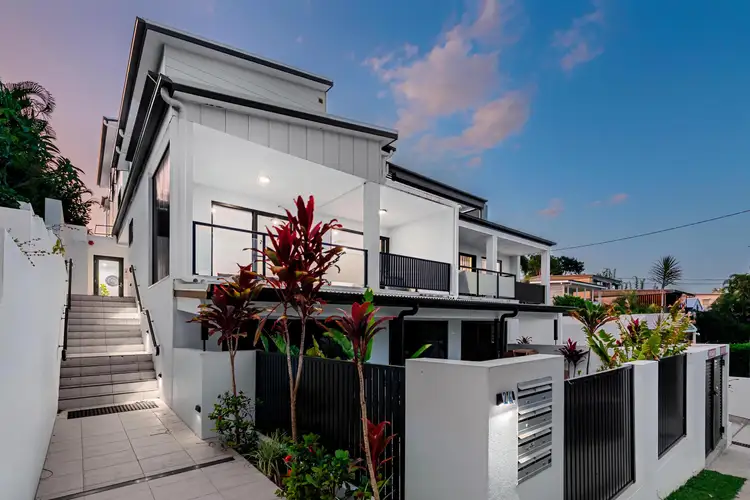 Main view of Homely unit listing, 2/24 Pollock Street, Balmoral QLD 4171