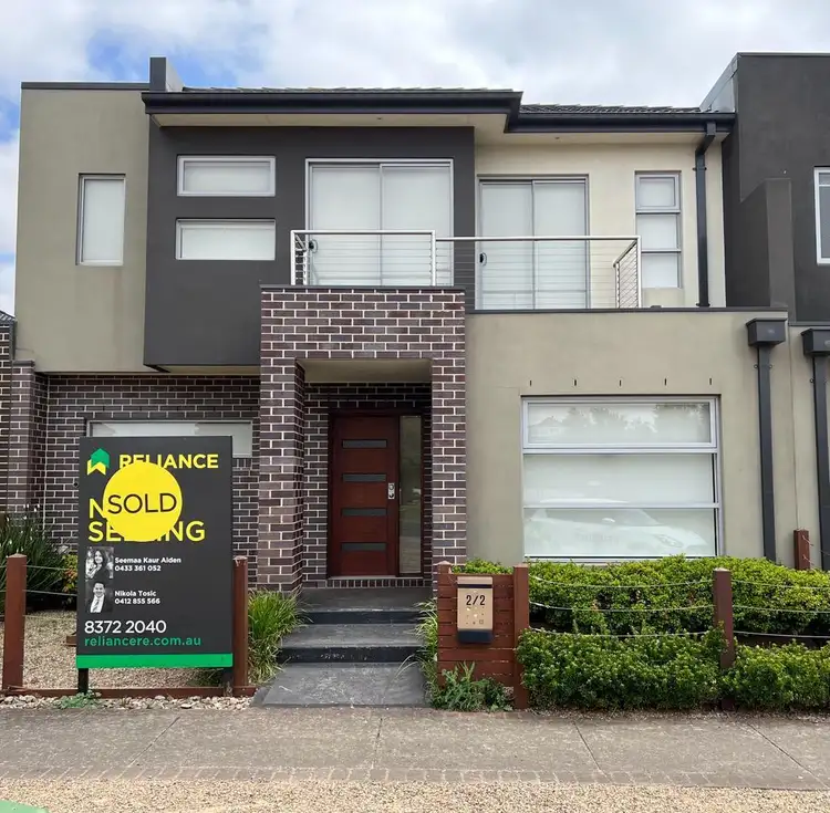 2/2 Great Barr Crescent, Caroline Springs VIC 3023