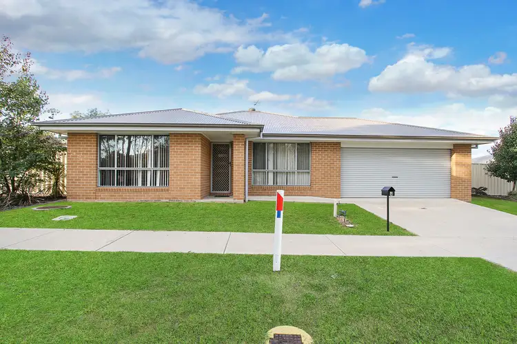 4 Wattlebird Drive