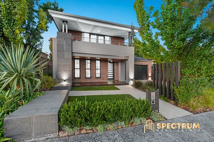18 Mountainview Boulevard, Cranbourne North VIC 3977