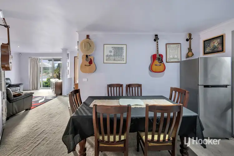Fifth view of Homely house listing, 8 Dewpoint Crescent, Hampton Park VIC 3976