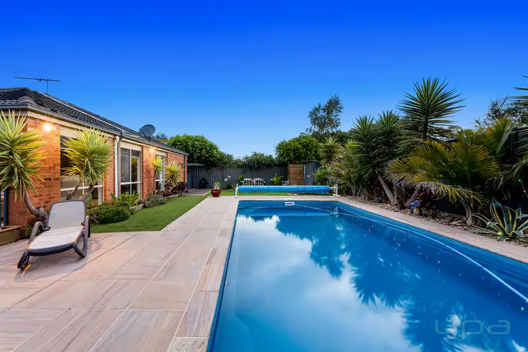 2 Mulwala Court, Manor Lakes VIC 3024