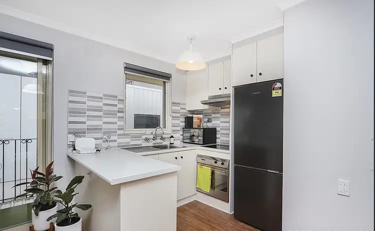11/137A Woodland Street