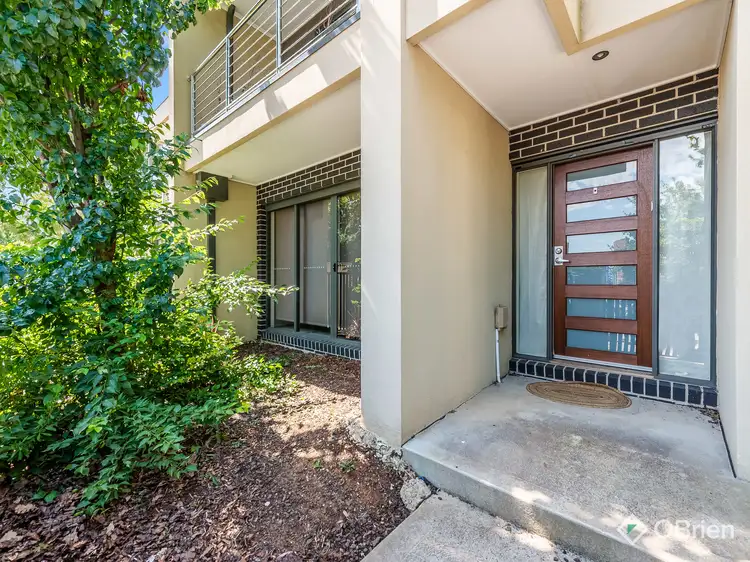 2/8 The Crossing, Caroline Springs VIC 3023