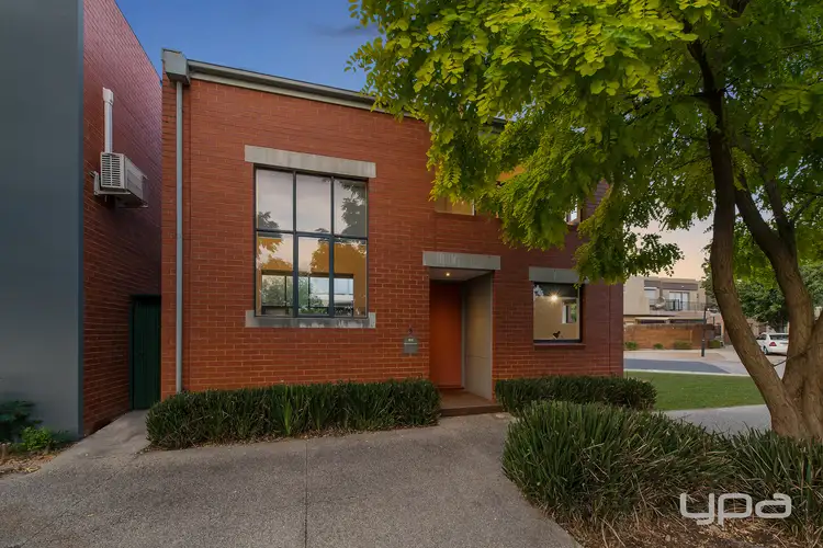 8 Catani Mews, Caroline Springs VIC 3023