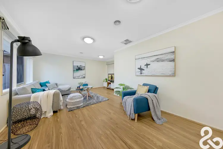 Second view of Homely house listing, 5 Silverthorn Court, Mill Park VIC 3082