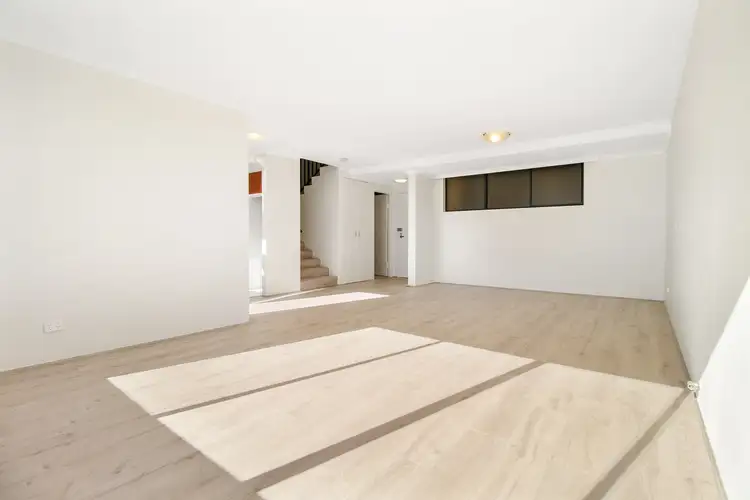 8/109 Point Street