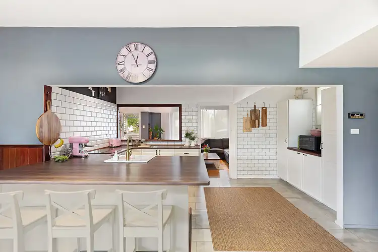 10 Cheryl Street, Mannering Park NSW 2259