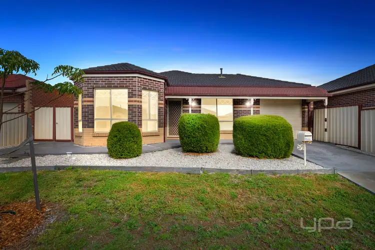2/1 Governor Close, Tarneit VIC 3029