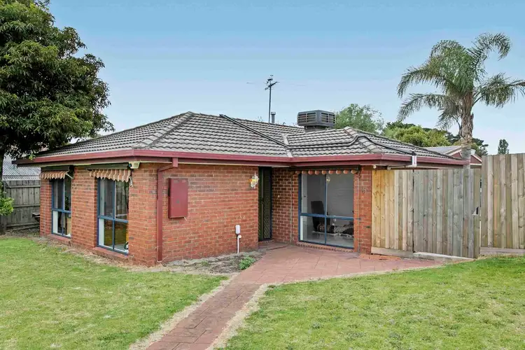 8 Hazelwood Avenue, Cranbourne North VIC 3977