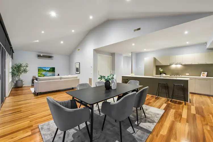 16 Streeton Avenue, Caroline Springs VIC 3023