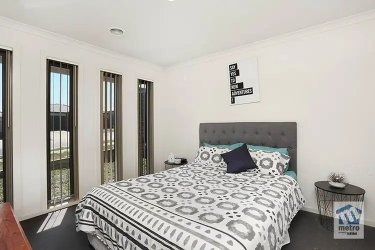 Fifth view of Homely house listing, 10 Alapont Close, Pakenham VIC 3810