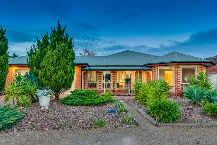 2 Clifton Court, Taylors Lakes VIC 3038