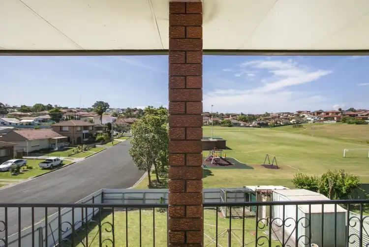 16 Derowie Crescent, Lake Heights NSW 2502
