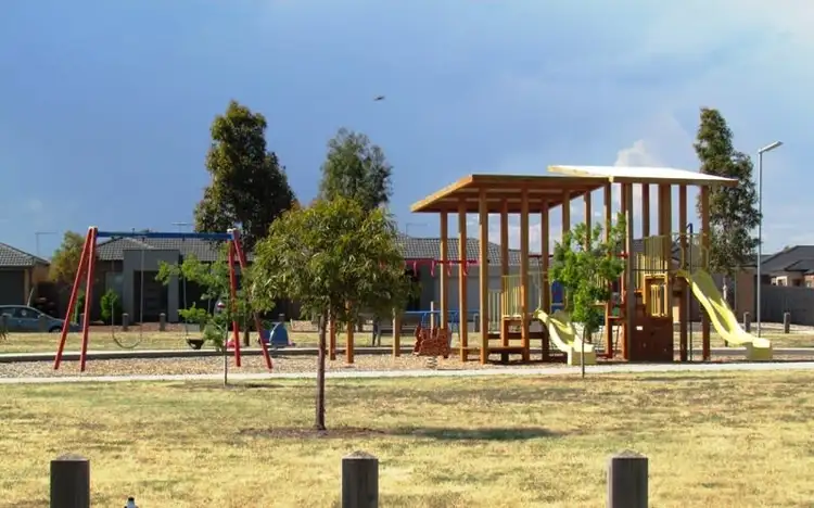 16 Melanda Road, Melton South VIC 3338