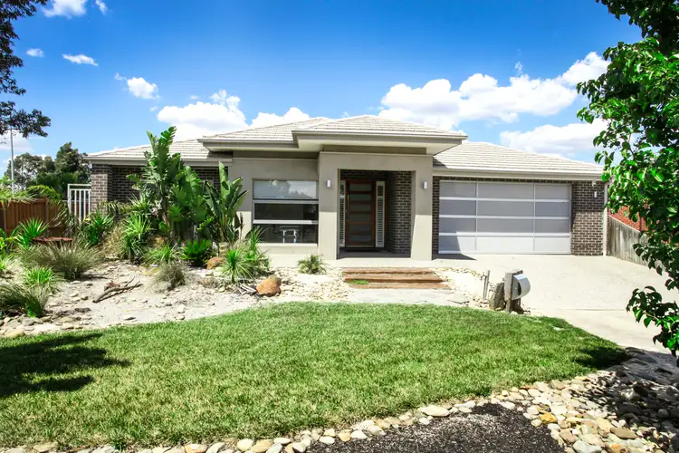 4 Kent Place, Taylors Hill VIC 3037