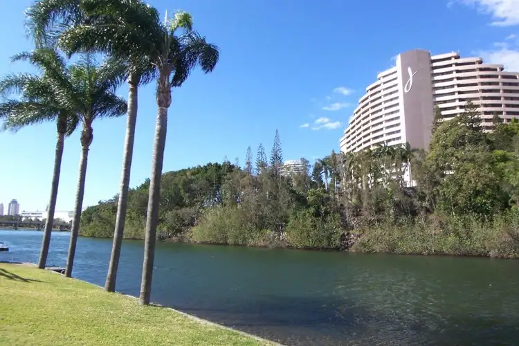 2A Lakeland Key, Broadbeach Waters QLD 4218
