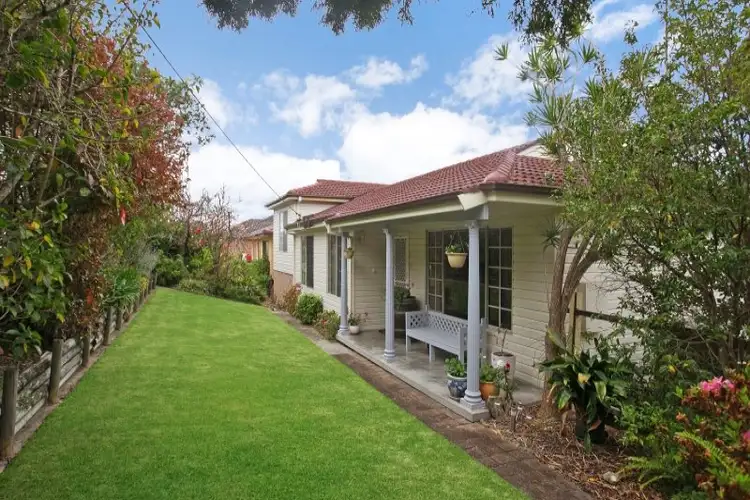 16 Ian Street, Eleebana NSW 2282