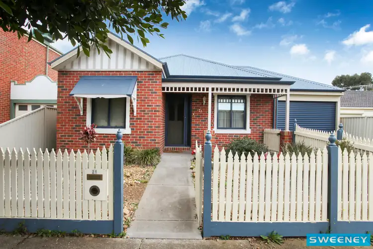 21 Moreton Close, Caroline Springs VIC 3023
