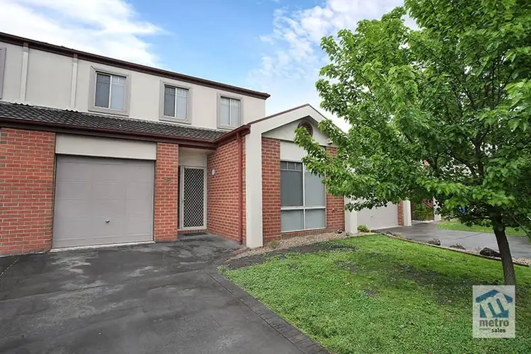 19/12 Grant Close, Berwick VIC 3806