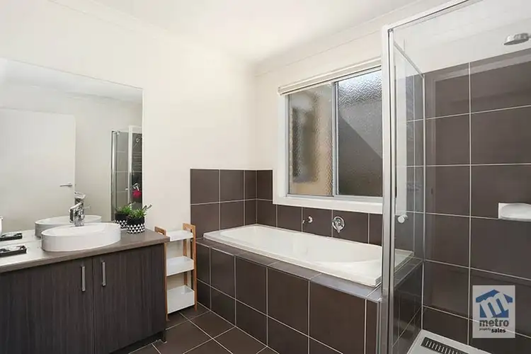 Sixth view of Homely house listing, 10 Alapont Close, Pakenham VIC 3810