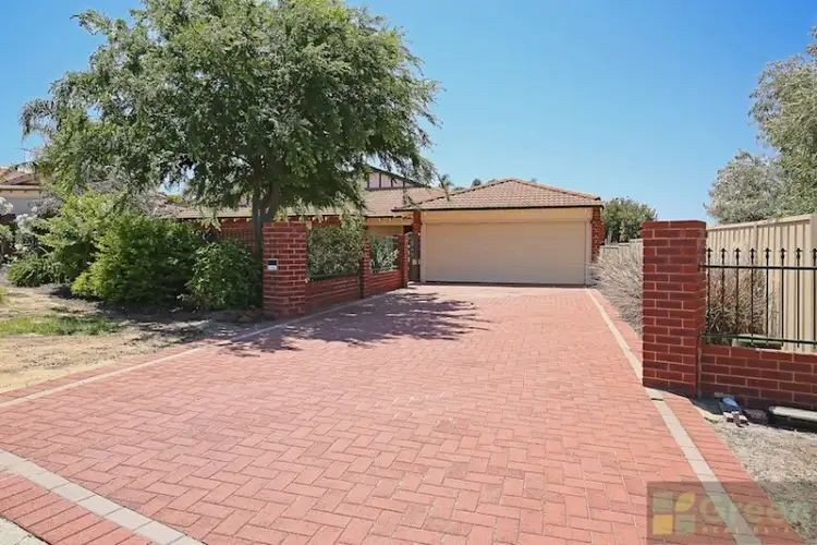 2 Maple Grove, Halls Head WA 6210