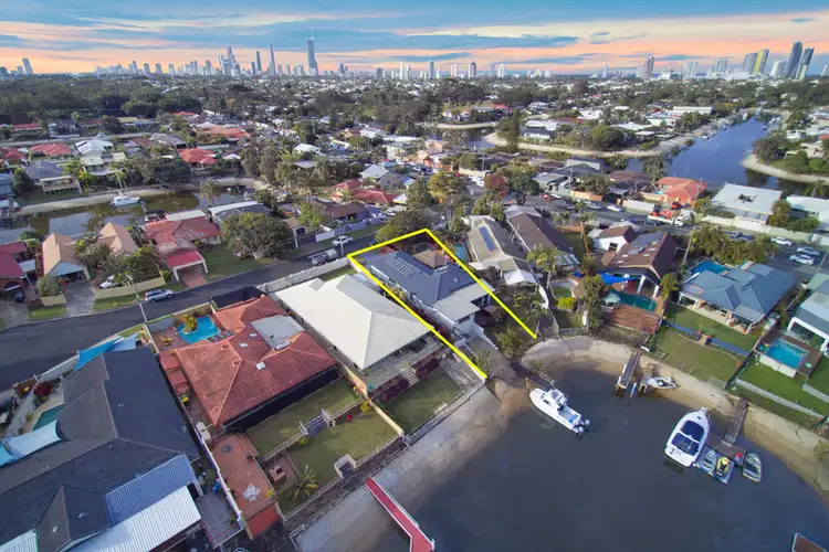 4 Sara Avenue, Broadbeach Waters QLD 4218