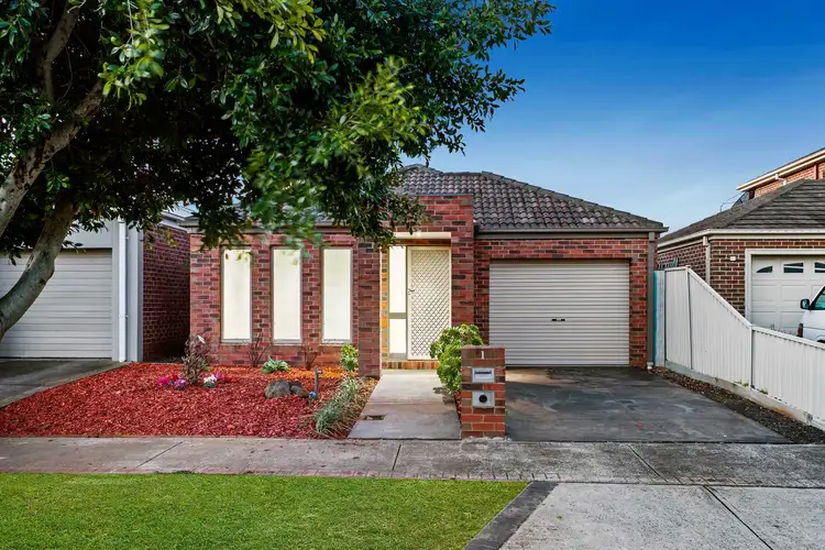1 Finsbury Close, Caroline Springs VIC 3023