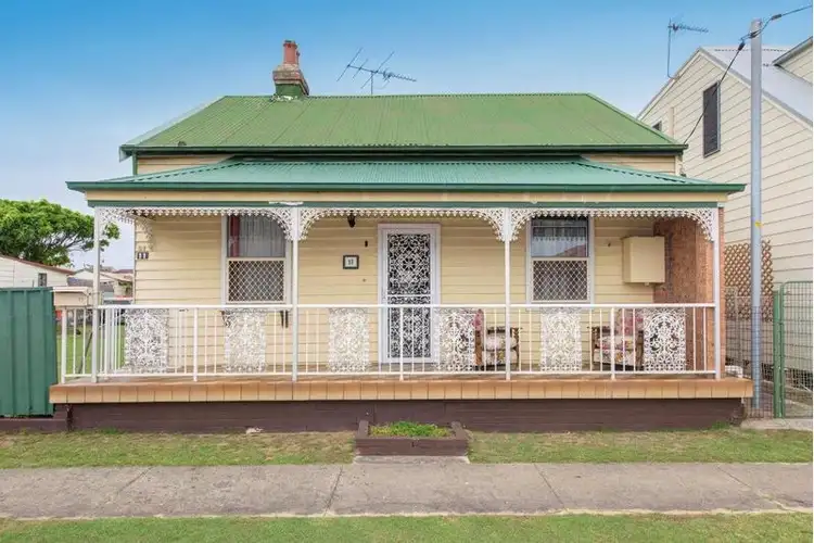 11 Queen Street, Stockton NSW 2295