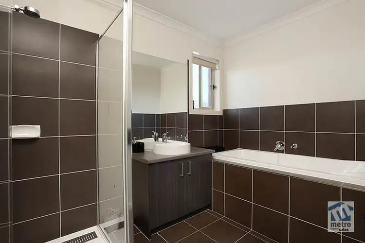 Fifth view of Homely house listing, 14 Alapont Close, Pakenham VIC 3810