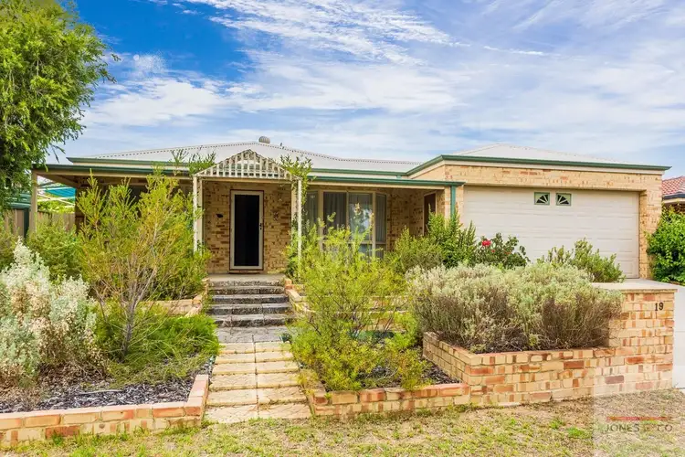 19 Kurrat Elbow, South Guildford WA 6055
