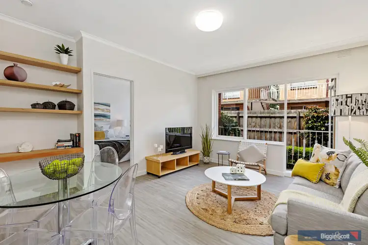 2/17 Kingsville Street, Kingsville VIC 3012