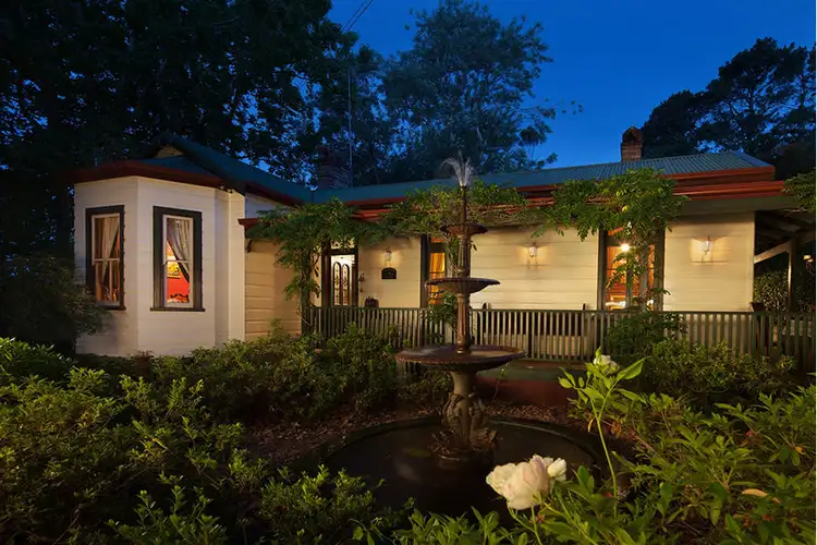 116 Falls Road, Wentworth Falls NSW 2782