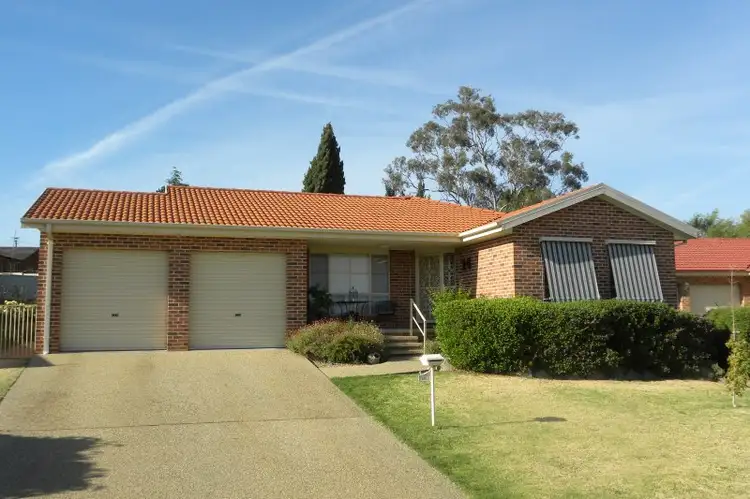 14 Pineview Circuit, Young NSW 2594