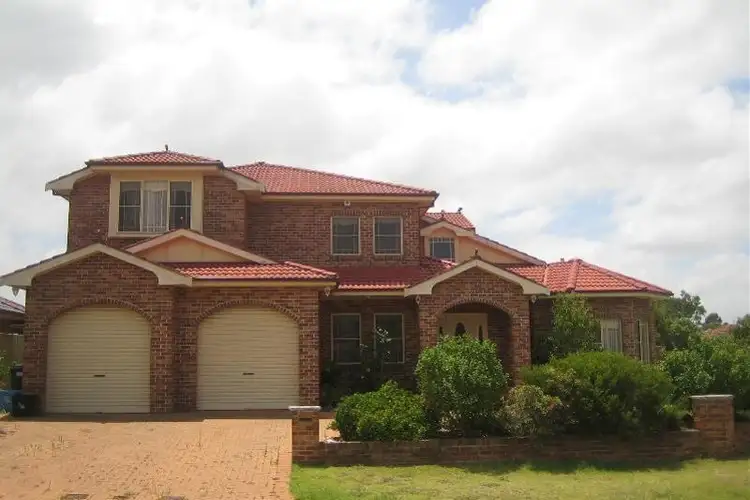 1 Brownlow Crt, Wattle Grove NSW 2173